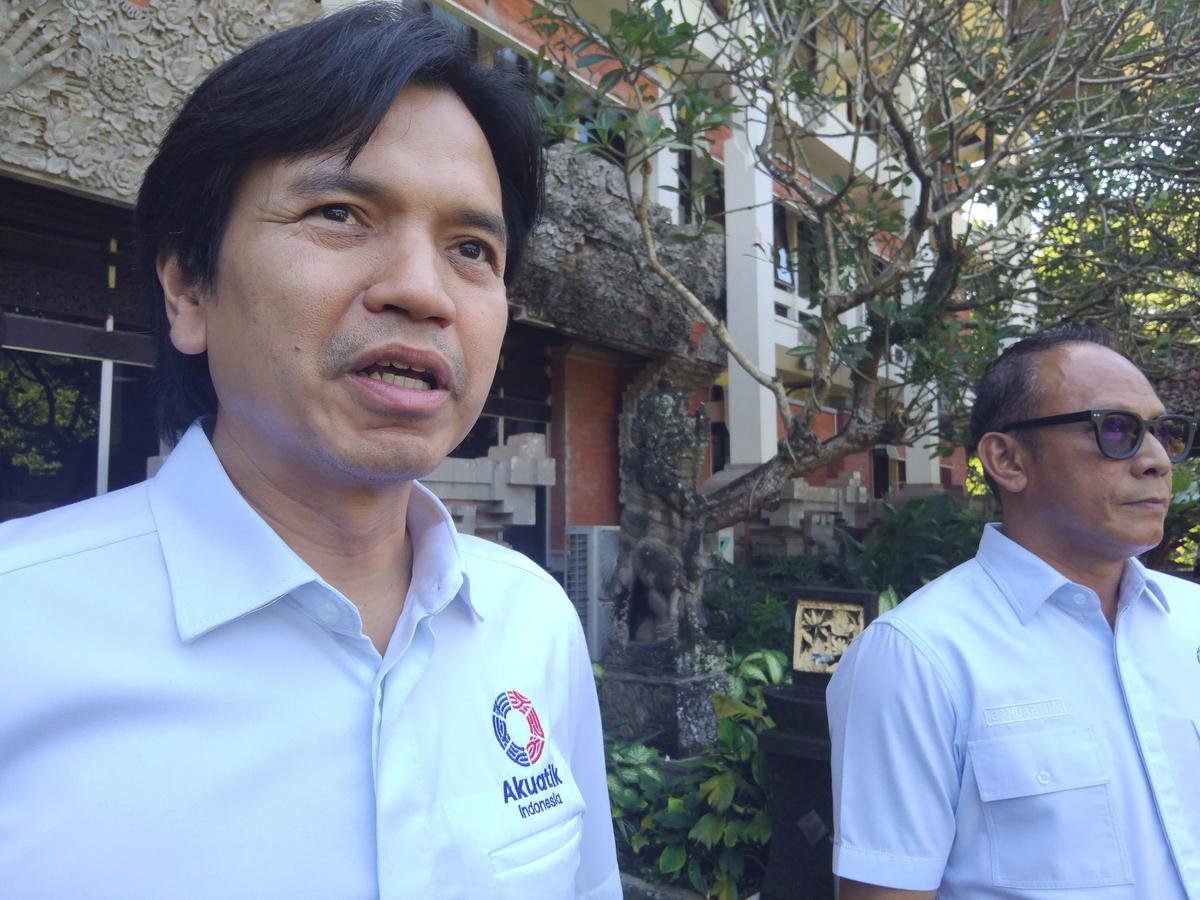 Ketua Harian PB AI, Harlin E Rahardjo (Kiri) dan Ketua Pengprov Akuatik Indonesia Bali, Komang Takuaki Banuartha (Kanan).
