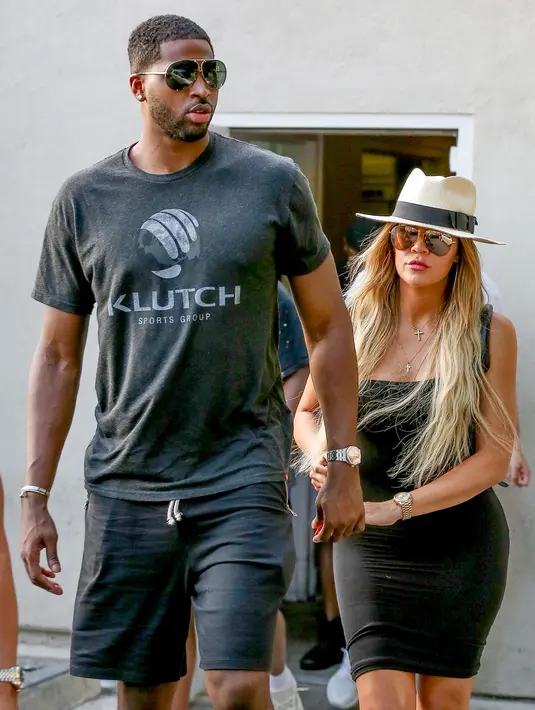"Khloe sangat mencintai Tristan dan tampaknya ia takkan mengakhiri hubungan mereka saat ini," tegas sumber. (Us Weekly)