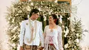 Sementara Christian Rontini mengenakan beskap warna putih senada, lengkap dengan blangkon dan untaian bunga melati di lehernya. [Foto: IG/djanjisoetji.photography]