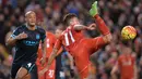 Pemain Liverpool, Roberto Firmino (kanan) mengontrol bola saat berduel dengan pemain Manchester City, Vincent Company pada lanjutan Liga Inggris pekan ke-28 di Stadion Anfield, Liverpool, Kamis (3/3/2016) dini hari WIB. (AFP/Paul Ellis)