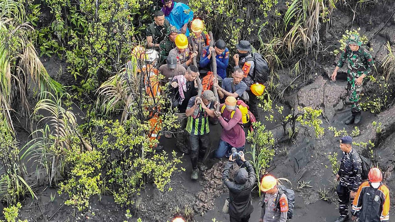 FOTO: Tim SAR Temukan Pendaki Korban Erupsi Gunung Dukono