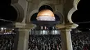 <p>Umat Muslim Palestina berdoa selama malam Lailatul Qadar di depan Masjid Kubah Batu, di kompleks Masjid Al Aqsa di Kota Tua Yerusalem, Rabu (27/4/2022). Lailatul Qadar ditandai pada hari ke 27 bulan suci Ramadhan dan diperingati sebagai malam Nabi Muhammad menerima wahyu pertama Al-Qur'an.  (AP Photo/Mahmoud Illean)</p>