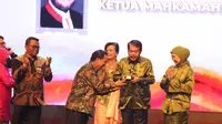 Ketua Mahkamah Konstitusi Anwar Usman menerima Nugra Jasa Dharma Pustaloka kategori Lifetime Achievement. (Liputan6.com/ Dok Ist)
