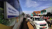 KAI melakukan evakuasi para korban kecelakaan kereta api KA Turangga vs KA Lokal Bandung Raya (dok: KAI)