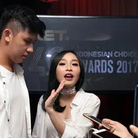 Meskipun segala hal telah mereka persiapkan, namun bukan berarti keduanya tak menemukan kesulitan didalamnya. Diakui keduanya, mengurus undangan adalah salah satu hal yang dianggapnya cukup sulit. (Deki Prayoga/Bintang.com)