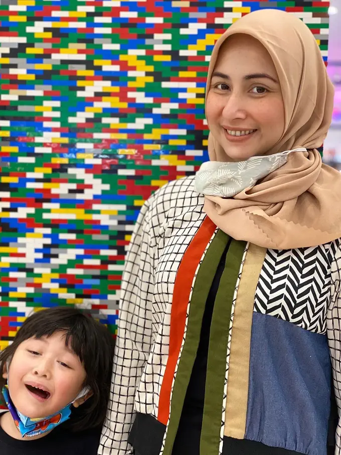 Mantap Berhijab, Ini 7 Potret Penampilan Terbaru Deswita Maharani