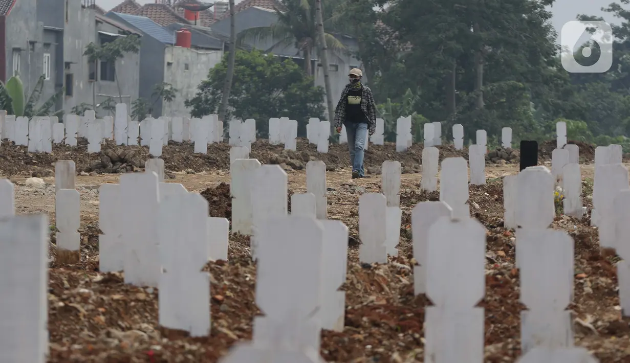 Warga berziarah di makam jenazah dengan protokol Covid-19, TPU Srengseng Sawah Dua, Jakarta, Kamis (18/3/2021). Dinkes DKI Jakarta mencatat penambahan kasus kematian akibat Covid-19 pada Maret 2021 berada diatas 40 atau meningkat dari 1,6 menjadi 1,7 persen. (Liputan6.com/HelmiFithriansyah)