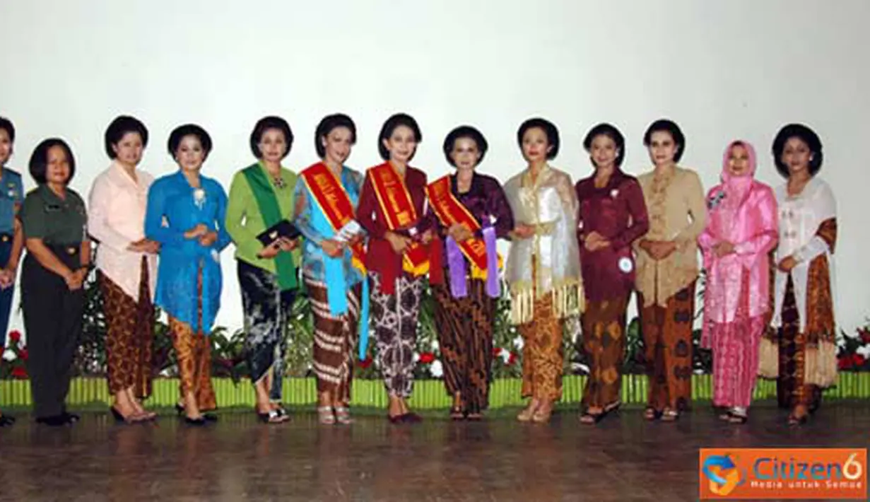 Citizen6, Jakarta: Seluruh peserta berfoto bersama dengan Kolonel Kes Drg. Fauziah Dyah selaku Ketua Panitia Apel bersama Wanita TNI. (Pengirim: Badarudin Bakri Badar)