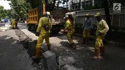 Aktivitas pekerja membongkar pembatas beton di Jalan M Yamin bagian sisi barat, kawasan Menteng,  Jakarta, Rabu (20/1). Pemprov DKI akan membuka kembali jalan itu sebagai akses lalu lintas untuk umum pada 24 maret 2019 mendatang. (merdeka.com/Imam Buhori)