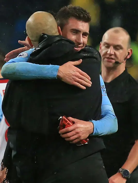 Bek Aymeric Laporte memeluk pelatih Pep Guardiola usai pertandingan melawan West Bromwich Albion's di Liga Inggris di Stadion Etihad, Manchester (31/1). Laporte menjadi bek termahal kedua di dunia setelah Virgil Van Dyk. (AFP Photo/Lindsay Parnaby)