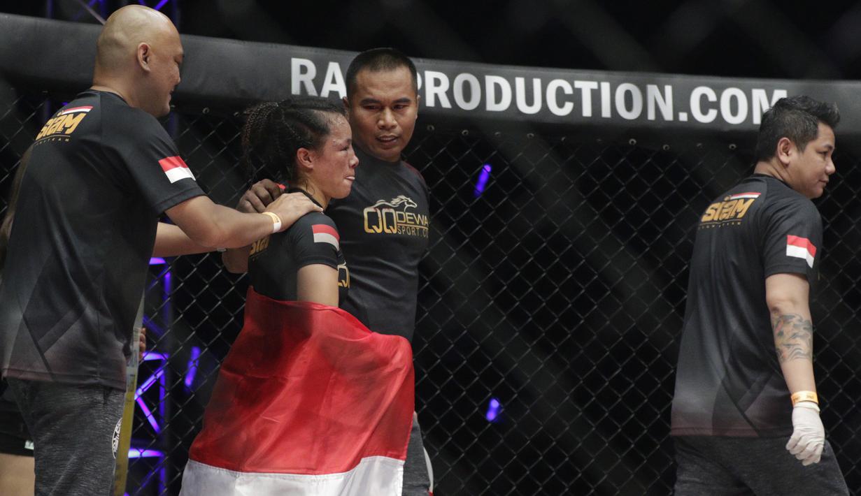 Petarung Indonesia, Priscilla Hertati Lumban Gaol, meninggalkan arena usai dikalahkan petarung India, Puja Tomar, saat bertarung pada laga ONE Championship di Istora Senayan, Jakarta, Sabtu (19/1). Priscilla kalah dari Puja. (Bola.com/M. Iqbal Ichsan)