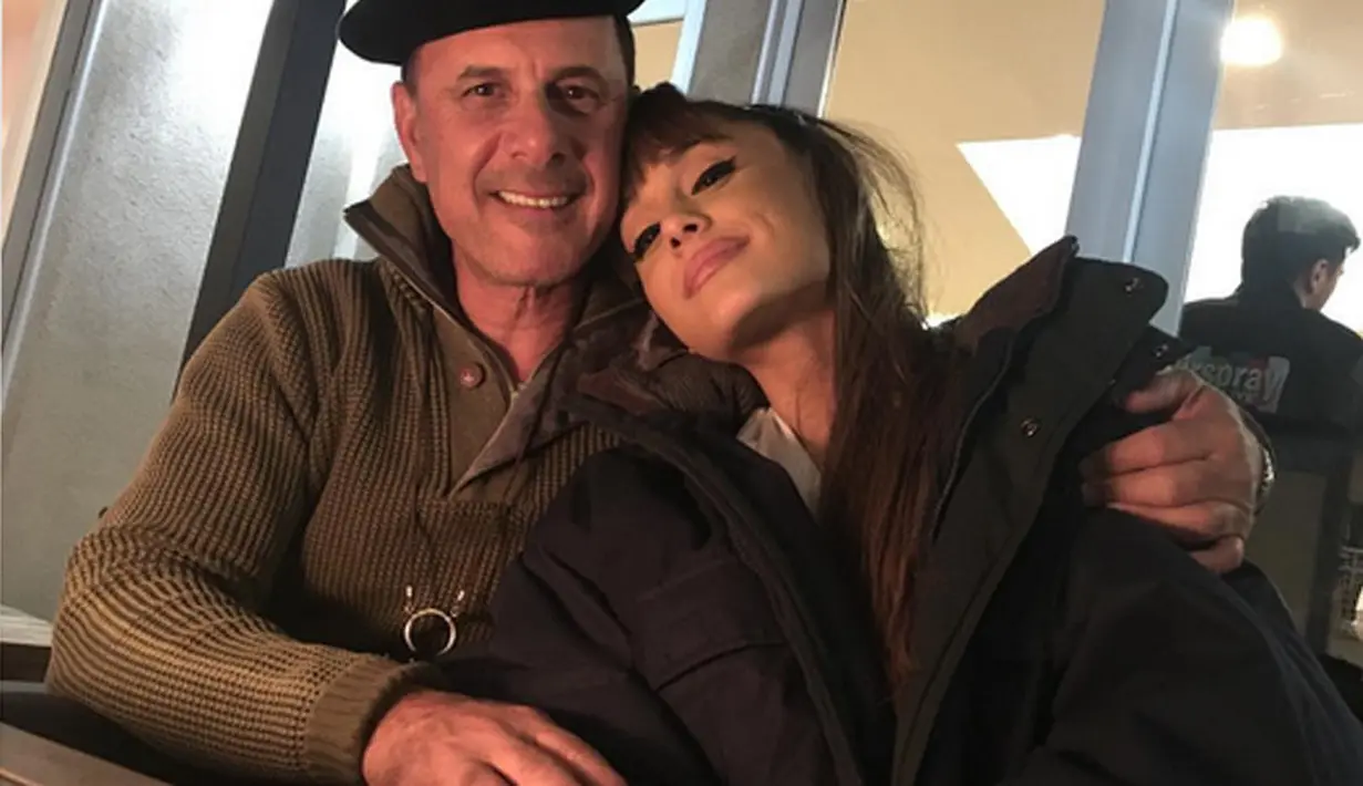 Tidak hanya pada Ariana, seperti yang dilaporkan Daily Mail terlihat Miller pun juga menyambut kedatangan Joan. Ia tampak memeluk dan memberikan semangat atas kejadian yang terjadi di konser Ariana.  (Instagram/arianagrande)