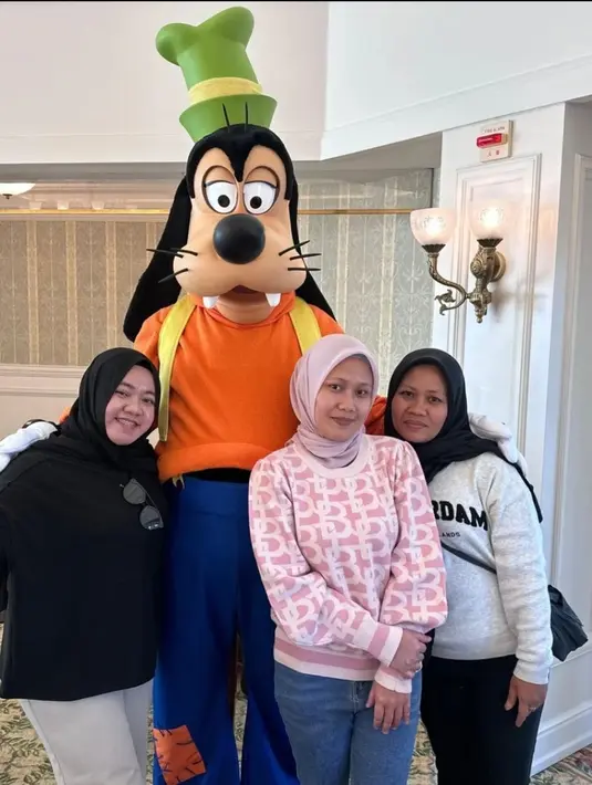 Tak hanya keluarga Raffi Ahmad yang menikmati kebahagiaan ini. Cipung turut mengajak tiga pengasuhnya untuk liburan bersama. Mereka adalah Mbak Lala, Sus Rini, dan Sus Ayu, yang setia merawat dan mendampingi anak-anak Raffi dan Nagita. (Liputan6.com/IG/@ciamyayu_94)