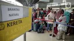 Calon penumpang memadati Stasiun Pasar Senen, Jakarta, Senin (30/12/2019). PT KAI Daerah Operasi I mencatat 23 persen tiket kereta jarak jauh masih tersedia untuk masa angkutan Natal dan Tahun Baru 2020. Tiket tersedia untuk keberangkatan Stasiun Pasar Senen dan Gambir. (Liputan6.com/Faizal Fanani)