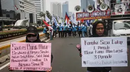 Massa juga meminta pencabutan seluruh kebijakan dan peraturan perundang-undangan yang bertentangan dengan konstitusi. (Liputan6.com/Faizal Fanani)