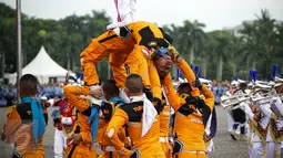 Penampilan Marching Band IPDN memeriahkan upacara peringatan HUT Korps Pegawai Republik Indonesia (Korpri) ke 45 di Silang Monas, Jakarta,  Selasa (29/11). Presiden Jokowi bertindak menjadi Inspektur Upacara. (Liputan6.com/Faizal Fanani)