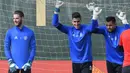 Tiga kiper Manchester United, David de Gea (kiri), Joel Castro Pereira, dan Sergio Romero saat mengikuti sesi latihan di club training complex, Carrington, Manchester, (11/9/2017). MU akan melawan FC Basel di grup A. (AFP/Paul Ellis)