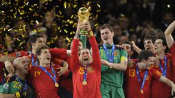 Bek Spanyol Sergio Ramos (Tengah) mengangkat trofi Piala Dunia 2010 usai mengalahkan Belanda di stadion Soccer City di Soweto, Johannesburg pada 11 Juli 2010. Ramos tidak bermain untuk Timnas Spanyol dalam dua tahun terakhir. (AFP/ JAVIER SORIANO)