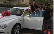 Bintang NFL Reggie Bush berikan kado ultah mobil mewah pada sang ibu