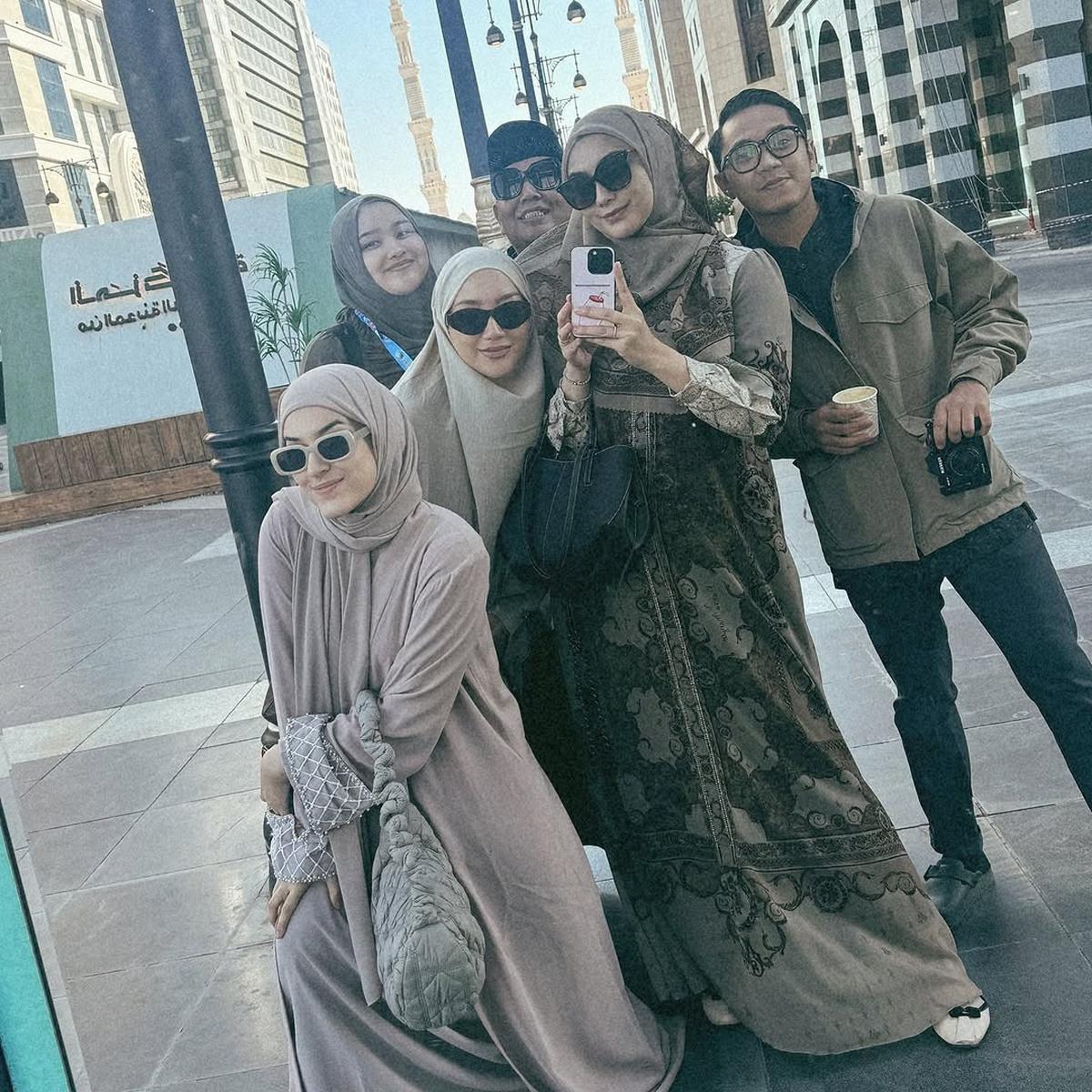 Potret Erica Putri Jalani Ibadah Umroh Bersama Sahabat yang Seru