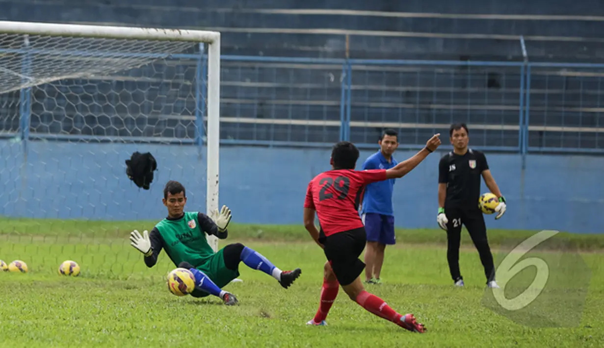 Ravi Murdianto berusaha menghadang rekan setimnya saat latihan jelang lawan Persipura di SCM Cup 2015,  Stadion Gajayana, Malang, Senin (19/1/2014). (Liputan6.com/Faizal Fanani)