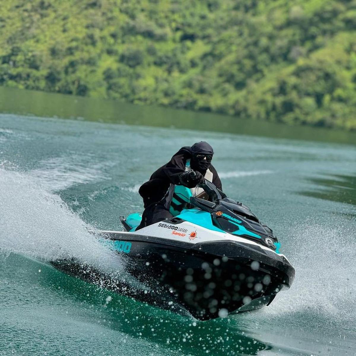 Buktikan Cadar dan Busana Syar'i Tak Jadi Penghalang, Ini 7 Potret Umi Pipik Ngebut Naik Jetski di Danau Toba