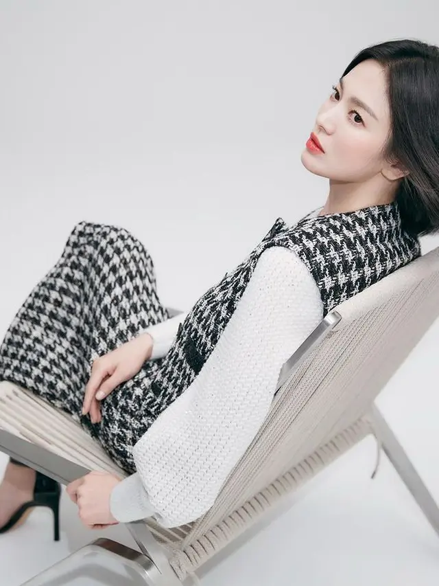 5 Pesona Song Hye Kyo Jadi Lady Boss dengan Outfit Kerja Serba Tweed yang Trendy