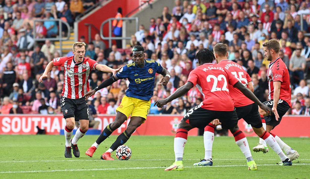 Memasuki babak kedua, Manchester United memperoleh peluang mendapatkan hadiah penalti pada menit ke-48 usai tendangan Paul Pogba diklaim menyentuh tangan Mohammed Salisu. Usai memeriksa VAR, wasit memutuskan tidak terjadi handsball. (Foto: AFP/Glyn Kirk)