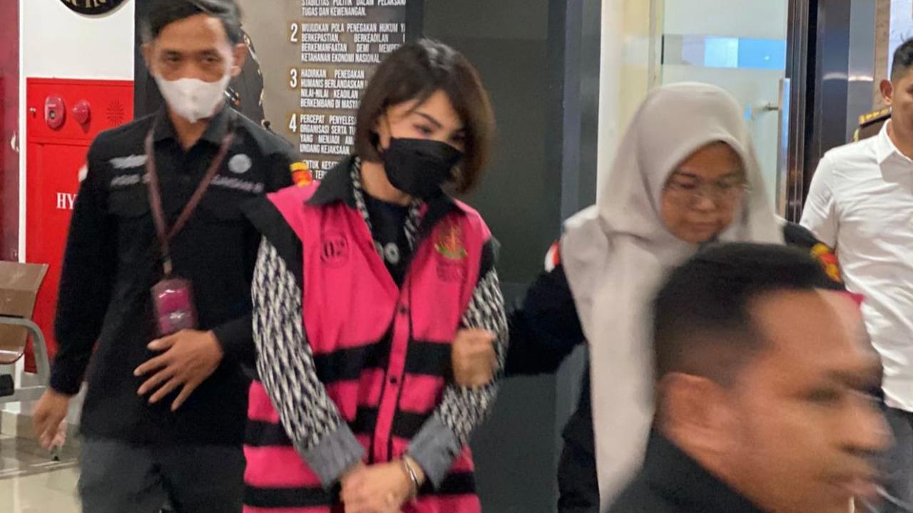 Kejagung memutuskan langsung menahanan Helena Lim di Rutan Salemba Cabang Kejagung usai ditetapkan sebagai tersangka.<br>