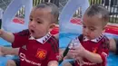 Kelucuan Cipung memang berhasil membuat warganet merasa gemas. Terlebih saat Cipung dengan serunya bermain air. Momen Cipung bermain air dengan mengenakan jersey Manchester United ini berhasil mengundang perhatian. (Liputan6.com/IG/raffinagita1717)