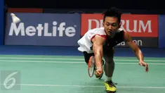 Tunggal putra Indonesia, Ihsan Maulana M mengejar bola saat laga melawan pemain Malaysia Lee Chong Wei di semifinal BCA Indonesia Open 2016, Jakarta, Sabtu (4/6/2016). Ihsan kalah dua set langsung 9-21, 18-21. (Liputan6.com/Helmi Fithriansyah)