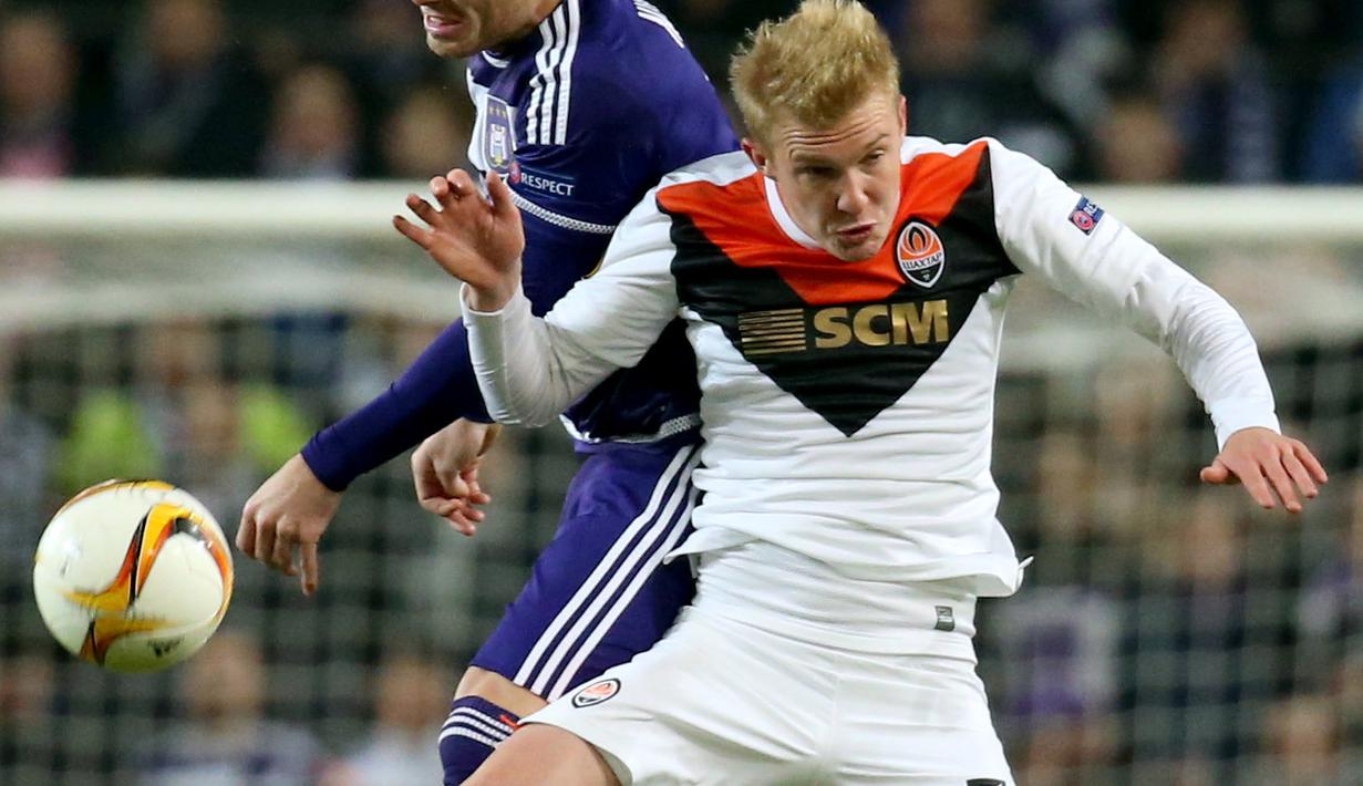 Pemain Shakhtar Donetsk, Viktor Kovalenko (kanan), mencetak satu gol saat timnya menang atas Braga pada perempat final Liga Europa di Stadion Arena Lviv, Lviv, Ukraina, (14/4/2016). (AFP/Virginie Lefour/Belgium Out)