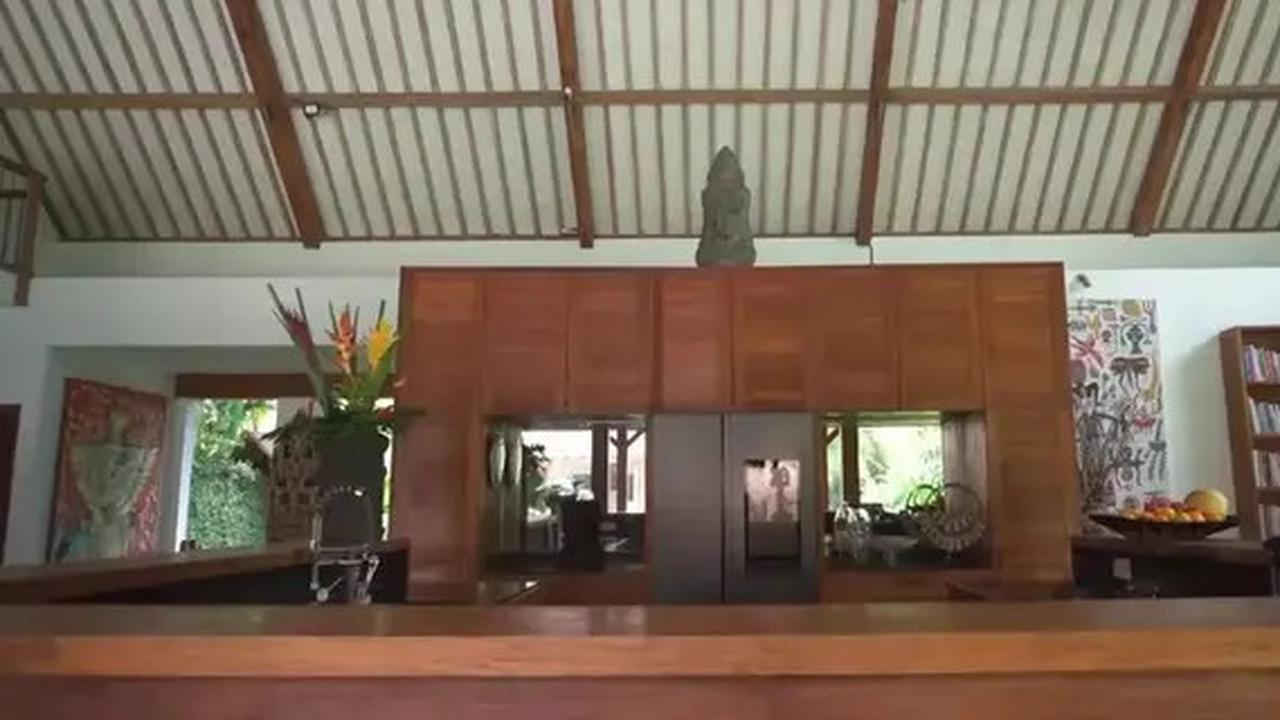 9 Potret Dapur Kayu di Rumah Indah Kalalo dengan Perpaduan Model Etnik dan Modern