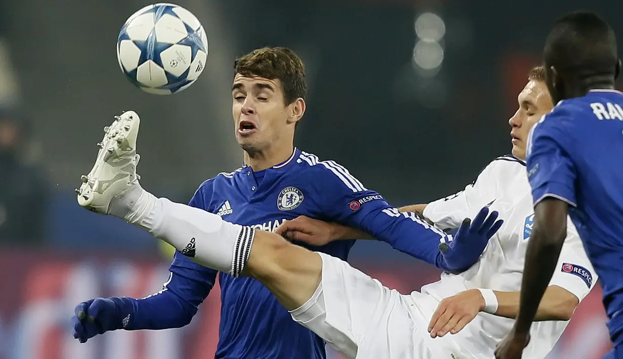 Pemain Dynamo Kiev, Vitaliy Buyalskiy (kanan), berebut bola dengan pemain Chelsea, Oscar, dalam lanjutan Grup G Liga Champions di Stadion Olympic, Kiev, Ukraina, Rabu (21/10/2015) dini hari WIB. (EPA/Sergey Dolzhenko)