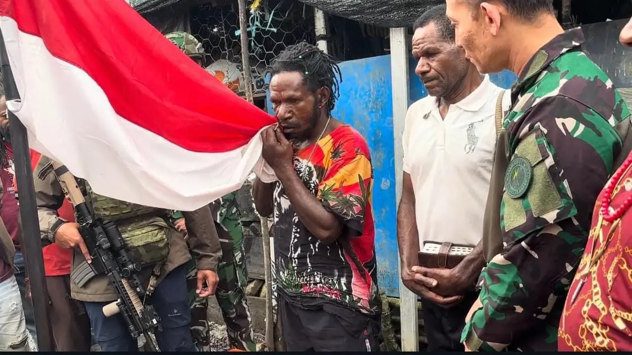 Momen Mantan Anggota OPM Cium Merah Putih dan Bersumpah Setia pada NKRI