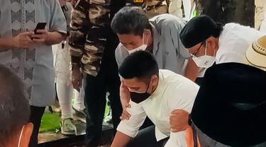 Pemakaman Adiguna Sutowo mertua Dian Sastro di TPU Tanah Kusir