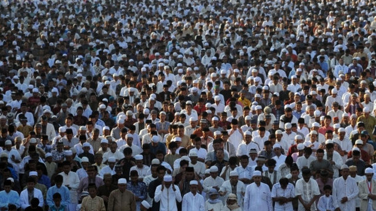 Ribuan warga Jatinegara gelar Salat Id di jalan raya