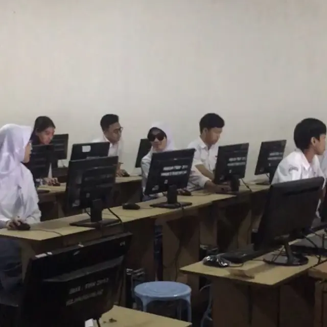siswa ujian pakai kacamata hitam