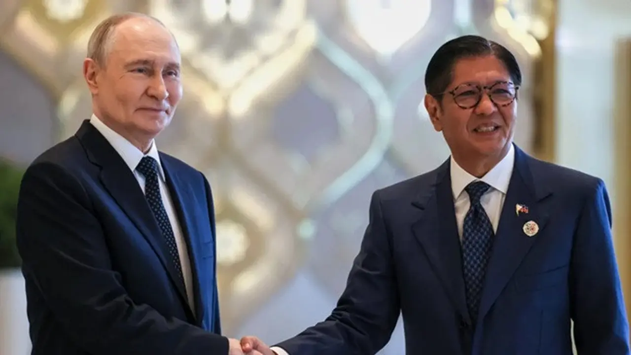 Presiden Vladimir Putin (kiri) dan Presiden Filipina Ferdinand Marcos Jr. berpose untuk foto bersama di sela-sela KTT Rusia-ASEAN di Kazan, Rusia, Rabu (17/6/2026).