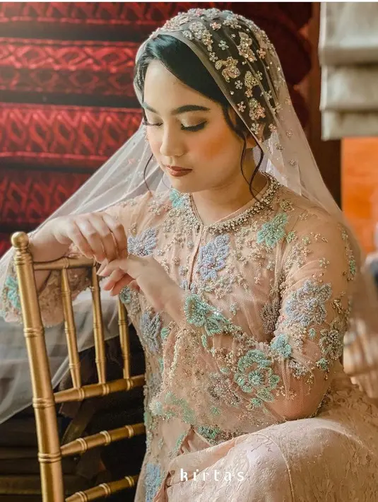 Dilengkapi dengan veil atau selendang panjang berhiaskan manik-manik di atasnya. @kirtasofficial.
