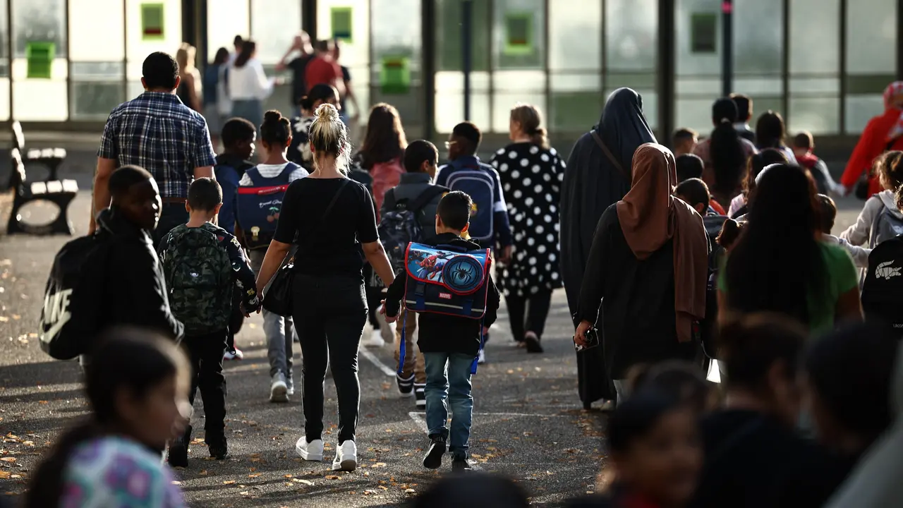 Lebih dari 500 Sekolah di Prancis Diawasi Terkait Larangan Abaya