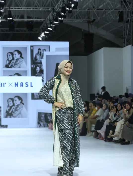 Hijab yang ia kenakan dipilih dalam warna netral yang seimbang dengan busana bermotif, menonjolkan wajah cantiknya sekaligus mempertahankan kesan elegan.  [Dok/Fimela/Adrian Utama P].