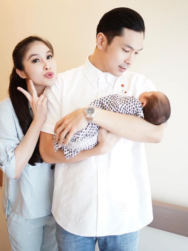 Sandra Dewi dan Suami Pasca Kelahiran Anak Kedua (sumber: instagram/@sandradewi88)