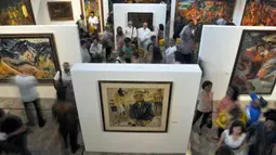Sejumlah pengunjung menyaksikan lukisan yang dipamerkan pada pembukaan New Oei Hong Djien (OHD) Museum di Magelang, Jawa Tengah, Kamis (5/4). Museum OHD mempunyai sedikitnya 2.000 koleksi karya seni rupa seperti seni lukis, patung, seni instalasi dan keramik karya sejumlah seniman ternama dari generasi ke generasi. (Antara)