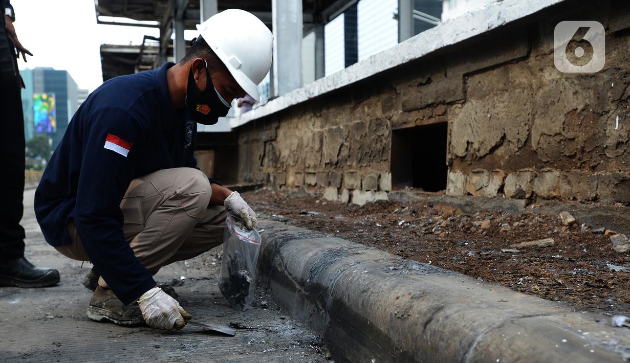 Tim Labfor Mabes Polri melakukan olah tempat kejadian perkara (TKP) sisa-sisa kebakaran Halte Transjakarta Bundaran HI, Jakarta, Jumat (9/10/2020). Halte Transjakarta Bundaran HI dibakar oleh pendemo yang menolak UU Cipta Kerja. (merdeka.com/Imam Buhori)