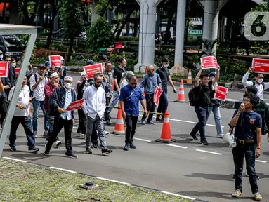 Sejumlah orang yang tergabung dalam Koalisi Masyarakat Sipil Anti Korupsi menggelar aksi unjuk rasa di depan Gedung Merah Putih KPK, Senin (10/4/2023). (Liputan6.com/Faizal Fanani)