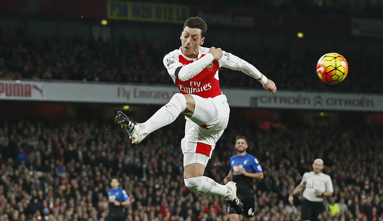 Aksi Gelandang Arsenal, Mesut Ozil, saat akan membobol gawang Bournemouth pada laga Liga Inggris di Stadion Emirates, Inggris. (Reuters/Stefan Wermuth) 