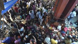 Orang-orang memadati Pasar Baru Dhaka untuk berbelanja menjelang Idul Fitri di Dhaka, Bangladesh, Rabu (12/5/2021). Umat Islam di dunia mulai sibuk mempersiapkan diri menyambut hari kemenangan setelah sebulan menjalankan ibadah puasa Ramadhan. (Munir Uz zaman / AFP)