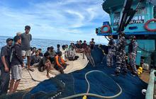 FOTO: KRI Surik-645 Gagalkan Penyelundupan 49 Paket Sabu di Selat Malaka