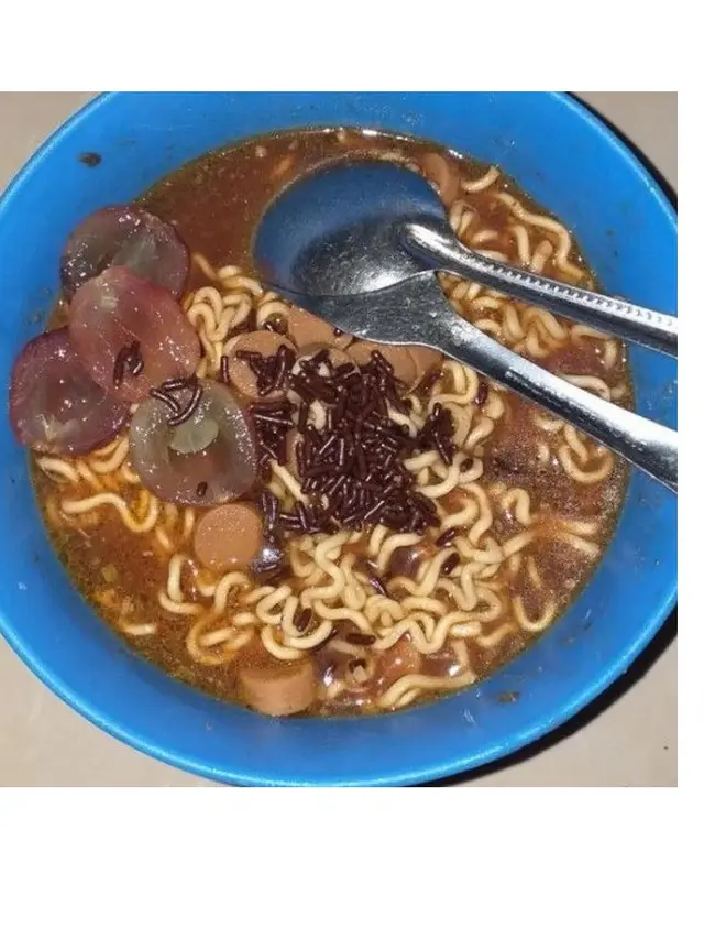6 Mi Instan dengan Topping Tidak Biasa Ini Bikin Heran